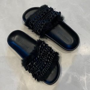 Kandall + Kylie slides black chains and synthetic fur size 5